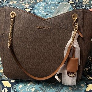 BNWT Jet set large logo shoulder bag